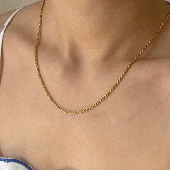 18K Gold Plated Minimalistic Rope Chain Matinee Necklace - Picture 4 of 8